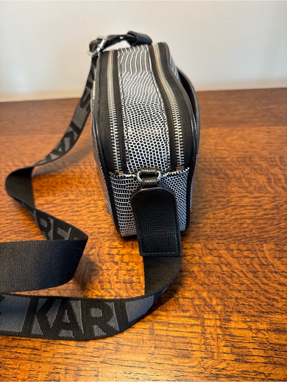 NWT Karl Lagerfeld Paris Maybelle Lizard Crossbody Camera Bag - Picture 2 of 13